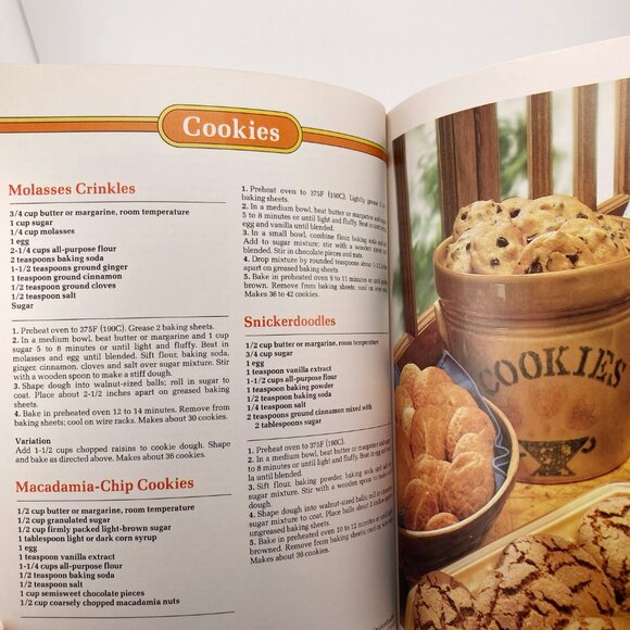 VINTAGE Delicious Baking softcover baked goods cookbook ~ 1980s recipe book - Picture 10 of 13